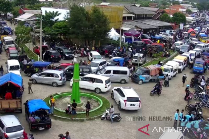 Arus kendaraan di objek wisata Pantai Sayang Heulang Garut padat