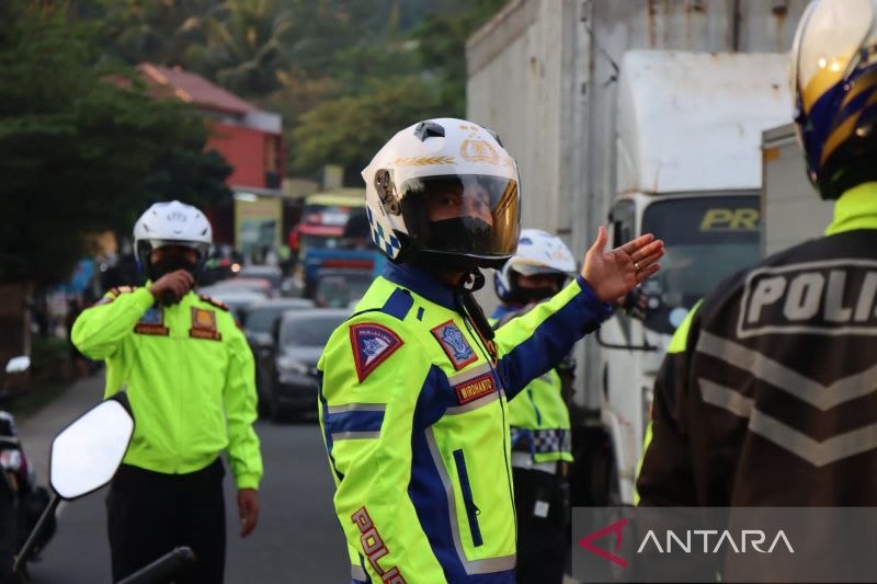 Polisi siaga di jalur alternatif Cilawu atur arus limpahan dari Tasikmalaya