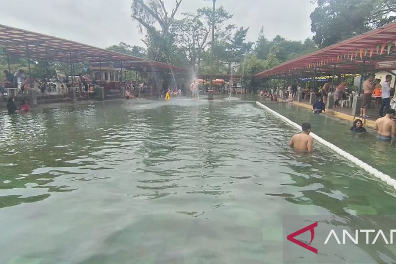 Warga padati objek wisata Pemandian Air Panas Sari Ater Subang