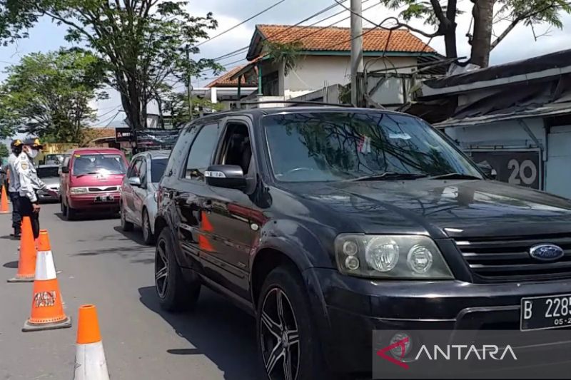 Polisi berlakukan sistem satu arah di jalur arus balik Garut-Bandung