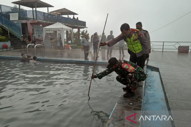 Seorang wisatawan asal Bandung tewas di kolam renang Puncak Darajat Garut