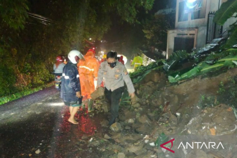 Satu rumah rusak akibat  longsor di Wanayasa Purwakarta