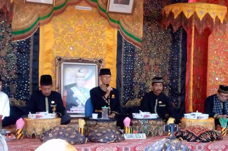 Tradisi manjalang pucuk adat Talu saat Idul Fitri terus dipertahankan
