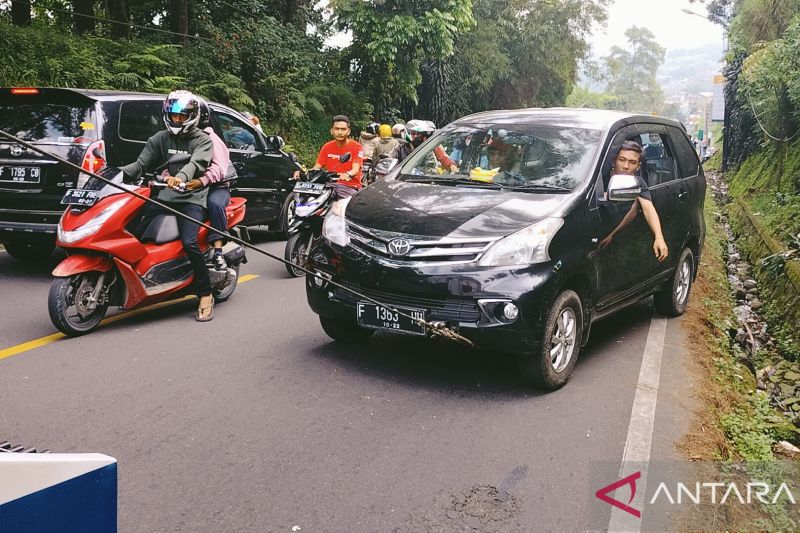 Polisi derek mobil mogok di tanjakan jalur Puncak Bogor