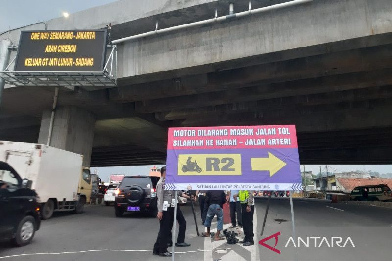 Polisi perbesar rambu di Cileunyi Bandung cegah pesepeda motor masuk jalan tol