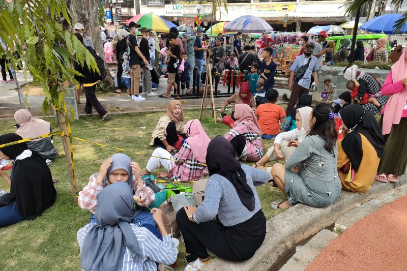 Petugas Taman Alun-alun Kota Bogor kewalahan tertibkan pengunjung