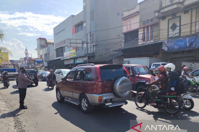 Per jam tiga ribuan kendaraan melintas selama puncak arus balik di Cianjur