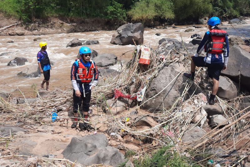 21 anggota JQR bantu Tim SAR cari korban hanyut di Sumedang
