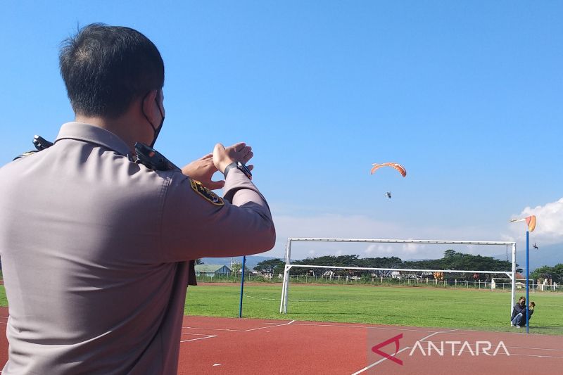 Polres Garut pantau hari terakhir arus balik Lebaran menggunakan paramotor