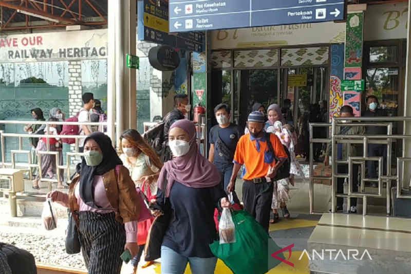 Penumpang kereta api arah Jakarta di Cirebon masih tinggi