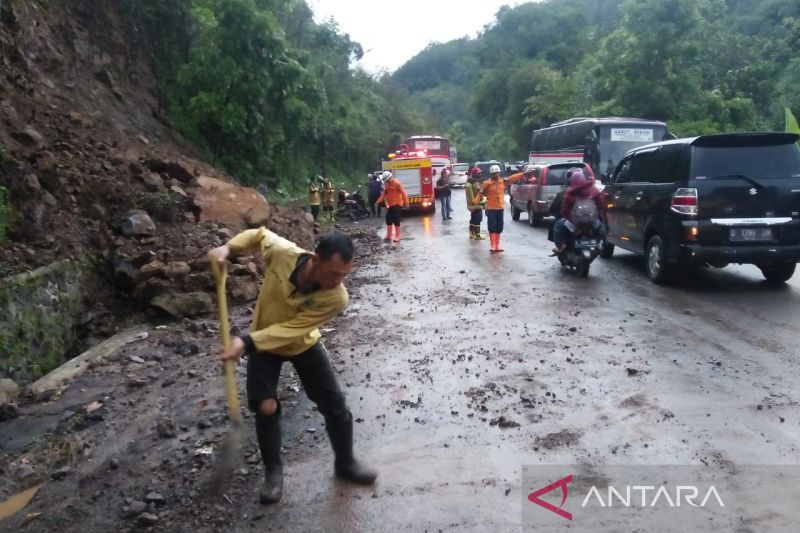 Longsor bebatuan hambat arus lalu lintas di jalur Garut-Bandung