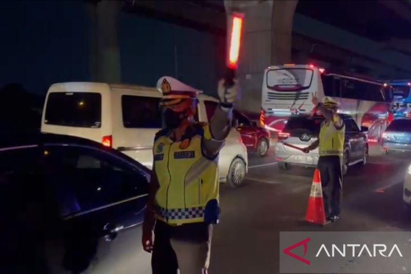Polisi normalkan kembali jalur Tol Semarang-Jakarta pada Senin 02.30 WIB
