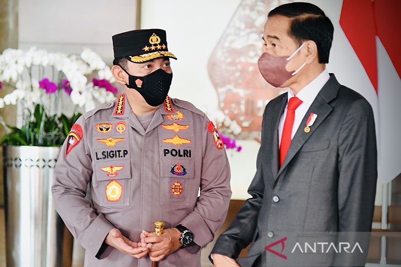 Polri hadir di tengah rakyat tanpa jeda, kata Presiden Jokowi
