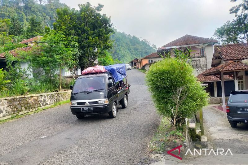 Kendaraan pemudik masih terlihat melintas di jalur selatan Cianjur
