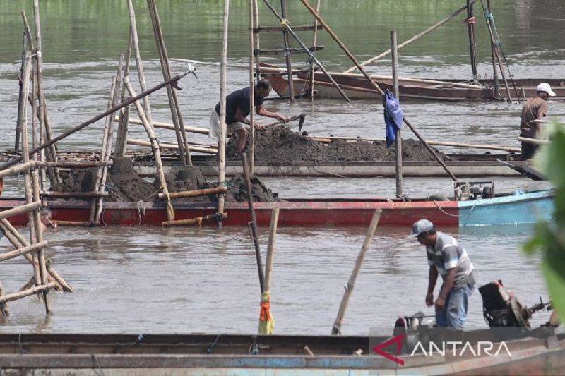 Penambangan pasir Sungai Brantas