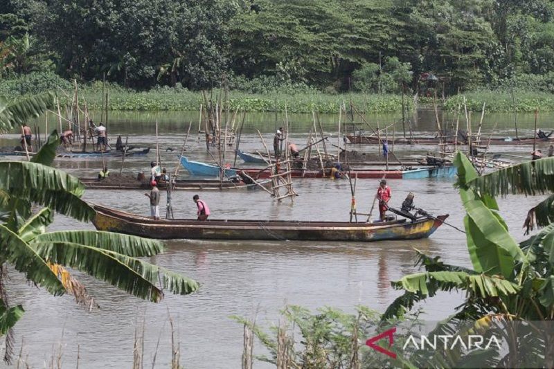 Penambangan pasir Sungai Brantas