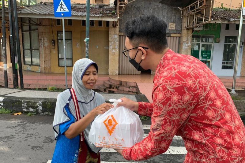 Jumat berkah, Aruna Senggigi bagikan ratusan kotak makan