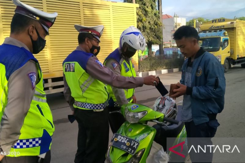 Antipasi lonjakan COVID-19 dan hepatitis akut Polres Sukabumi bagikan masker