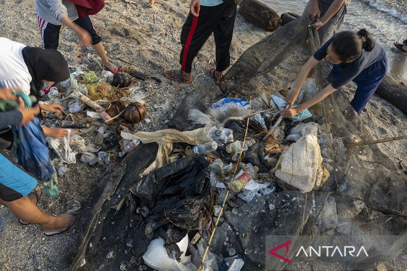 Aksi Bersih-Bersih Pantai Layana Indah