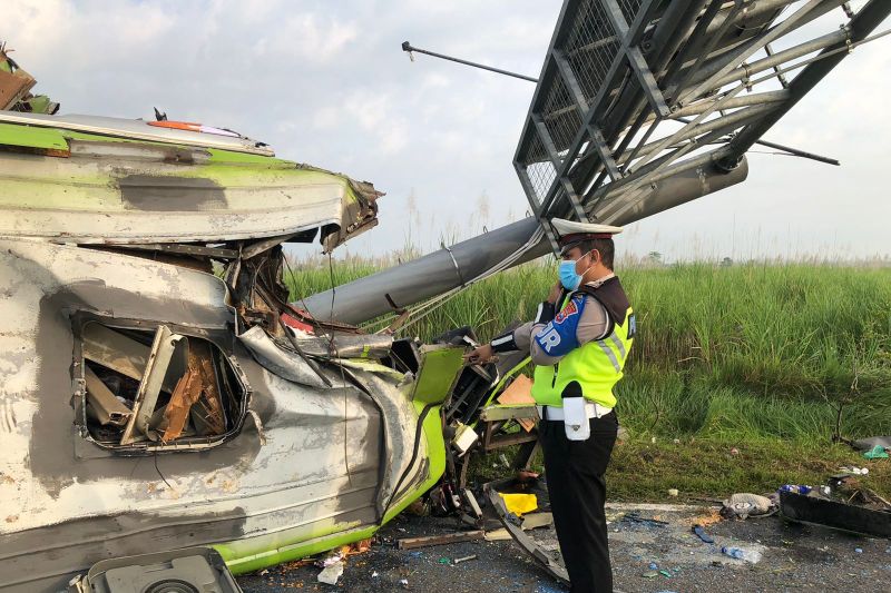 Lima orang meninggal akibat kecelakaan maut di Tol