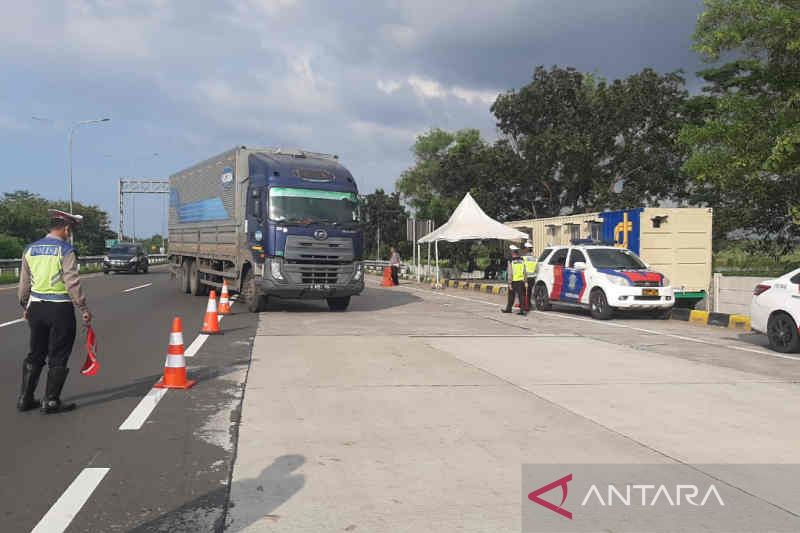 Polisi keluarkan kendaraan besar arah Jakarta di GT Palimanan 4 Cirebon