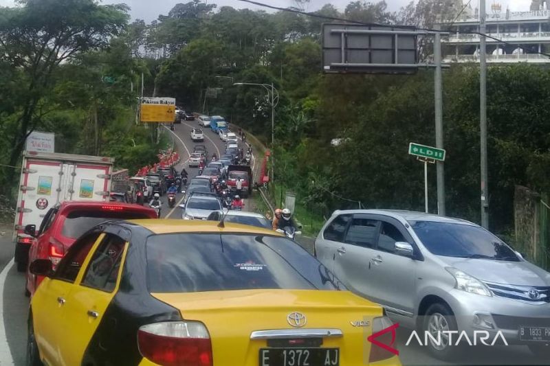 Pengendara terjebak antrean di jalur Puncak-Cianjur akibat ini