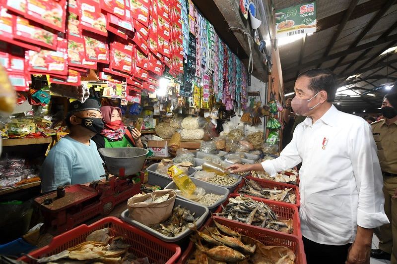 Presiden Jokowi sambangi 2 pasar di Bogor cek harga minyak goreng