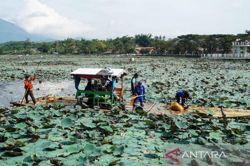 Pemkab Garut bersihkan sampah di tempat wisata Situ Bagendit usai libur panjang