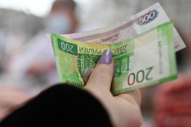 Rubel naik terhadap dolar karena eksportir Rusia bayar pajak bulanan