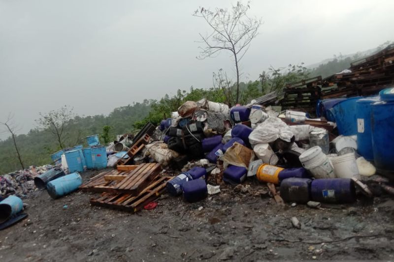 Limbah B3 dibuang di hutan Karawang yang dipasang garis polisi