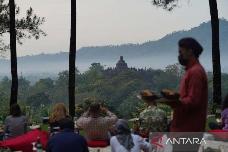 Mengagumi keindahan candi Borobudur dari bukit Dagi