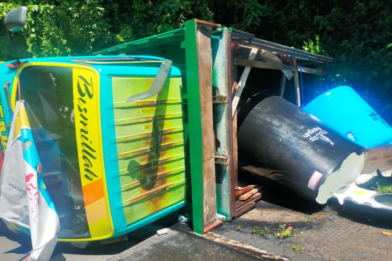 Truk tangki pengangkut 4,2 ton minyak goreng terguling di Pusuk Sajang Lotim