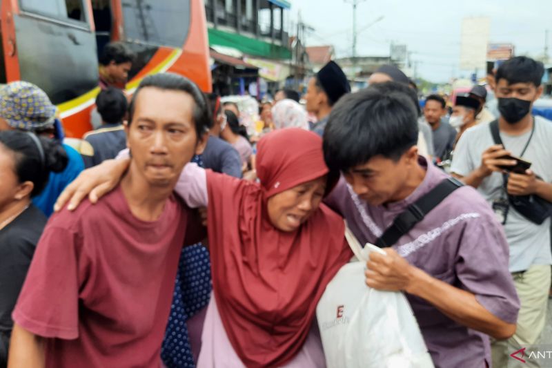 Isak tangis keluarga sambut kedatangan korban kecelakaan maut dari Ciamis