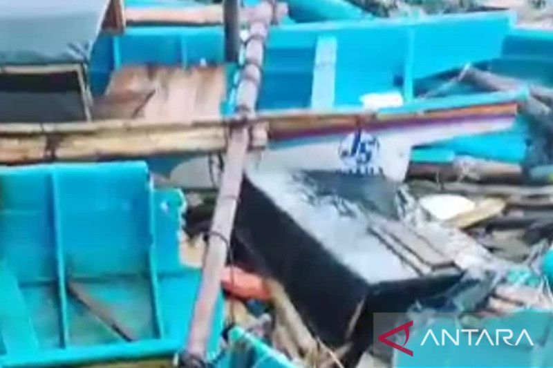 Akibat ini, puluhan perahu nelayan Sukabumi rusak dan hilang