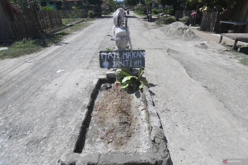 AKSI PROTES JALAN RUSAK