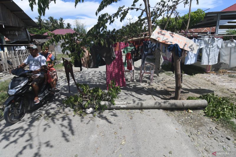 AKSI PROTES JALAN RUSAK