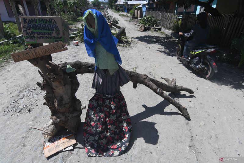 AKSI PROTES JALAN RUSAK