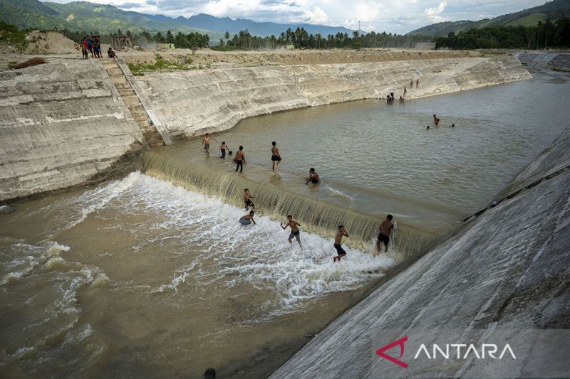 Bermain di Saluran Pengendali Banjir