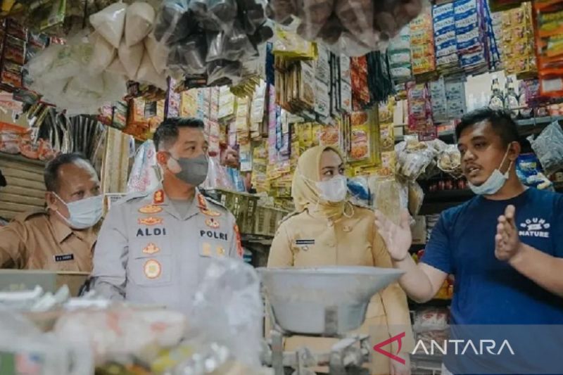 Bupati Karawang imbau pedagang tidak jual minyak goreng melebihi HET