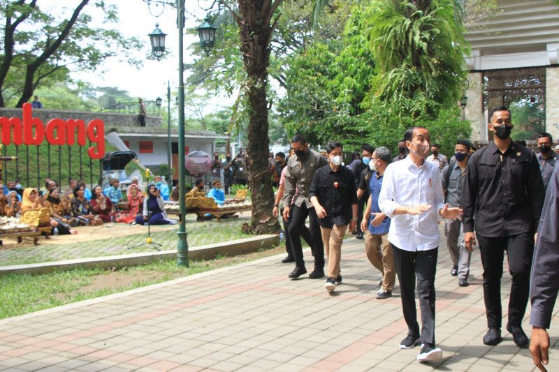 Jokowi sempatkan kunjungi Taman Balekambang saat pulang ke Solo