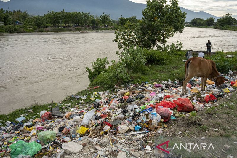 Bantaran Sungai Jadi Tempat Pembuangan Sampah