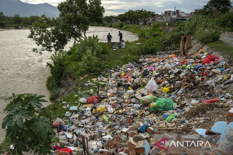 Bantaran Sungai Jadi Tempat Pembuangan Sampah