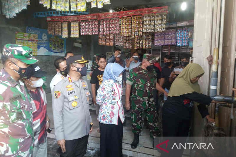 Petugas cek harga dan ketersediaan minyak goreng curah di Cirebon