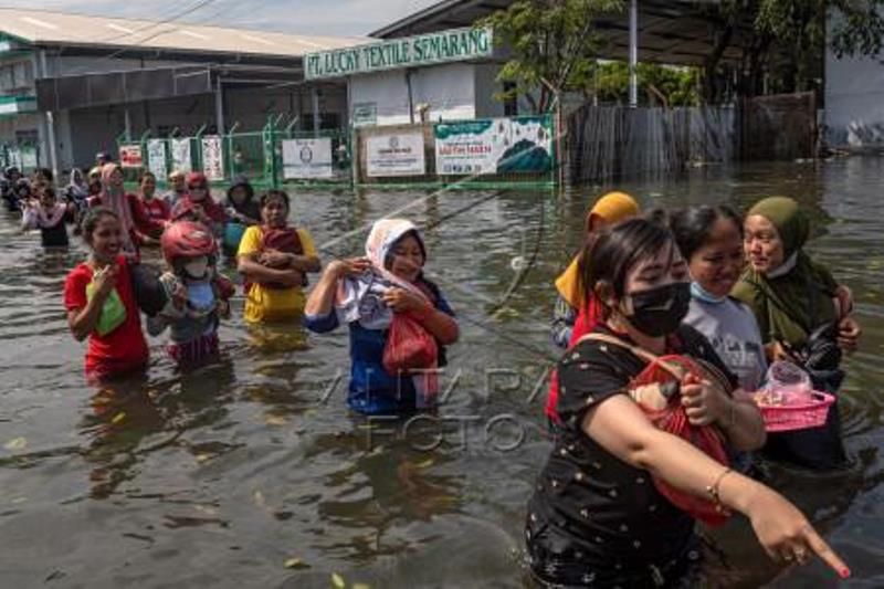 Kondisi Banjir Rob Di Kawasan Industri Pelabuhan Semarang