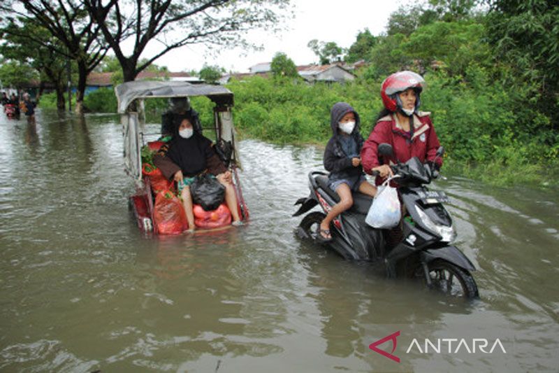 Kendaraan mogok akibat banjir