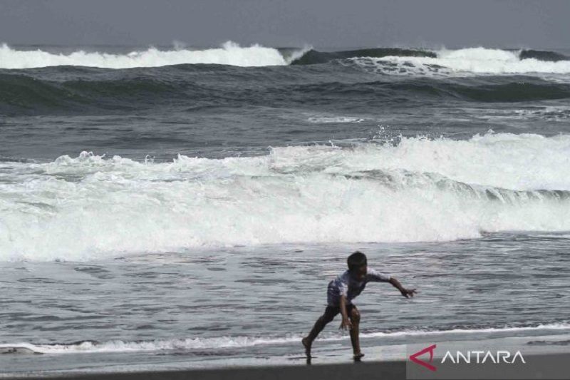 BMKG keluarkan peringatan dini pasang air laut Pantai Selatan Jawa