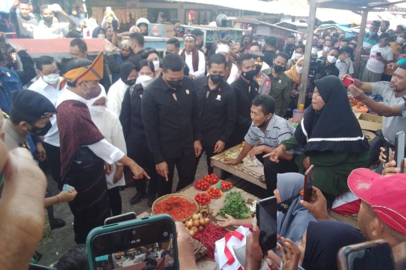 Presiden Jokowi sempatkan beli cabai kecil 5 gelas di Pasar Ende