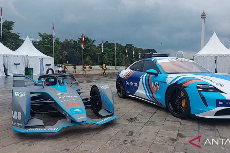 Mobil Formula E akhirnya tiba di Monas Jakarta untuk pameran