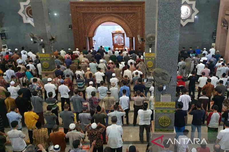 Warga Cirebon laksanakan Shalat Gaib bagi putra Ridwan Kamil