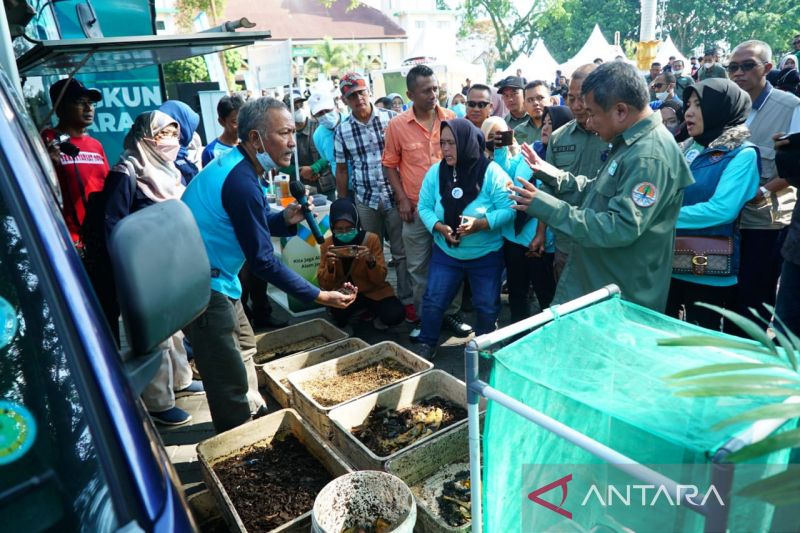 DLH Jawa Barat kampanyekan kurangi sampah plastik di Garut